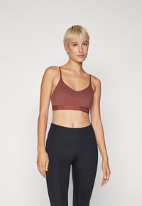 Nike Performance INDY BRA - Sportmelltartó könnyű sportoláshoz - red sepia