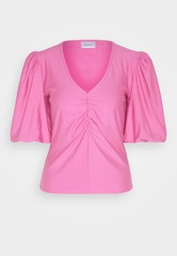 Růžový top s krátkým rukávem a výstřihem do V, se sklady uprostřed. Vyrobeno z měkkého materiálu s nabíranými rukávy a přiléhavým střihem.