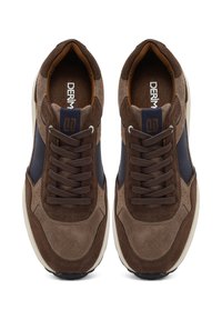Sneaker in suede marrone con accenti blu navy, design con lacci e suole in gomma. Presentano dettagli perforati e logo sulla linguetta.