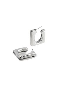 Sølvtone metal øreringe med en rektangulær form og et udskåret halvcirkelformet design. Glat, poleret overflade med en metallisk finish.
