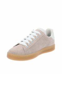 Lichtgrijze suède sneaker met witte veters, een ronde neus en een gumrubberen zool. Kenmerken zijn een gladde witte hielaccent.