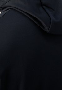 Tissu de sweat-shirt noir à texture lisse, doté d'une capuche et d'un design drapé ; aucun motif visible ni éléments supplémentaires.