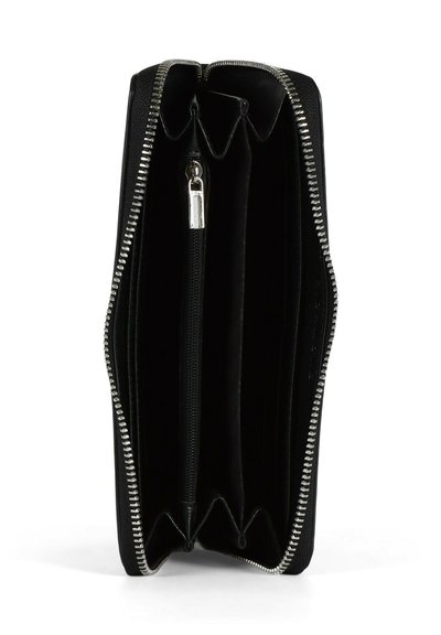 Portafoglio nero con chiusura a zip, dotato di più scomparti e un interno liscio. L'esterno ha una finitura testurizzata e accessori in argento.