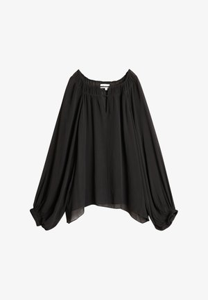 Løs svart bluse laget av lett, gjennomsiktig stoff. Den har vid halsudringning, vide ermer og elastiske mansjetter med en flytende design.