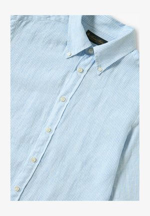 Hellblau gestreiftes Hemd mit Knopfleiste, das über einen klassischen Kragen, weiße Knöpfe und eine weiche Stofftextur mit dezentem Glanz verfügt.