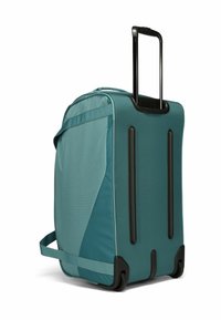 Maleta de color verde azulado con una superficie texturizada, mango retráctil negro y correa lateral. Presenta ruedas negras y un diseño aerodinámico.