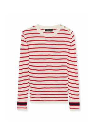 Maglione bianco a maniche lunghe con coste e strisce orizzontali rosse, bottoni dorati sulla spalla sinistra e strisce blu navy e rosse sui polsini.
