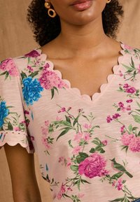 Love & Roses V-NECK - Marškinėliai su spaudiniu - pink floral