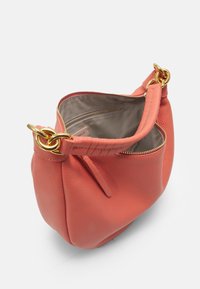 Korale torba skórzana o zaokrąglonym kształcie, z złotymi akcentami i zamknięciem na zamek. Wnętrze wyściełane beżową tkaniną z jedną kieszenią na zamek.