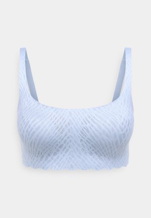Helles blaues Bralette aus strukturiertem Spitze mit einem wellenförmigen Muster. Verfügt über breite Träger und einen gezackten Saum am unteren Rand.