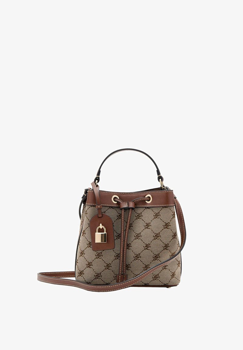 Sac à main marron bordé de cuir, avec un corps en tissu à motif, une poignée supérieure, une longue bandoulière, une fermeture à cordon et une étiquette en cuir avec un cadenas doré.