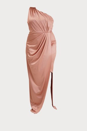 Robe asymétrique en satin rose doux, présentant un tissu drapé, une fente sur le côté et un détail de lien contrastant à la taille. Texture lisse.