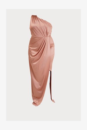 Eén-schouder jurk van zachte rozen satijn, met gedrapeerde stof, een zijrok en een contrasterend strikdetail bij de taille. Gladtextuur.