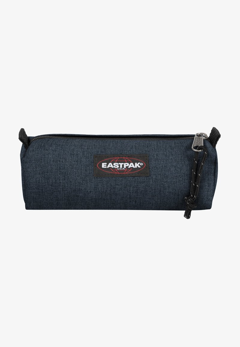 Étui à crayons Eastpak en tissu bleu foncé avec une finition texturée, doté d'une fermeture éclair, d'une fermeture éclair noire et d'un patch logo rouge à l'avant.