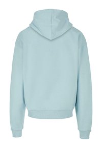 Felpa blu chiaro con cappuccio ampio, polsini e orlo a coste. Texture morbida e vestibilità rilassata, con design delle spalle scese.