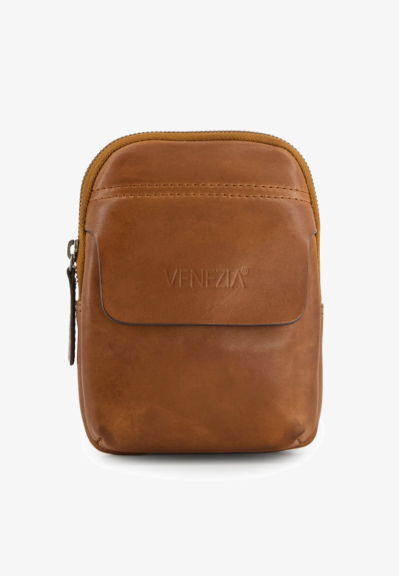 Hnědá kožená zipová taška s přední kapsou, texturovanými povrchy, zaoblenými okraji a vyraženým logem "VENEZIA" na přední straně.