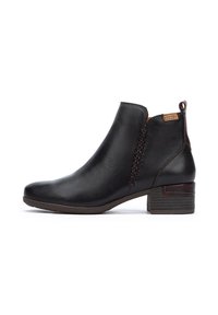 Stivaletto in pelle nera con silhouette curva, pannello laterale elastico e cuciture decorative. Presenta un robusto tacco a blocco e una linguetta per il pull.