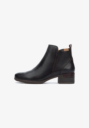 Botte de cheville en cuir noir avec une silhouette incurvée, panneau latéral élastique et couture décorative. Elle dispose d'un solide talon en bloc et d'une languette de tirage.