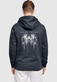 Navy-Hoodie aus weichem Stoff mit einem grafischen Design aus weißen Texten und filigranen Mustern auf der Rückseite, ausgestattet mit einer Kapuze mit Kordelzug.