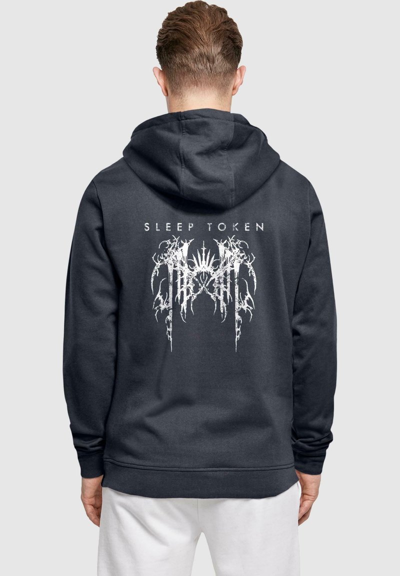 Navy-Hoodie aus weichem Stoff mit einem grafischen Design aus weißen Texten und filigranen Mustern auf der Rückseite, ausgestattet mit einer Kapuze mit Kordelzug.