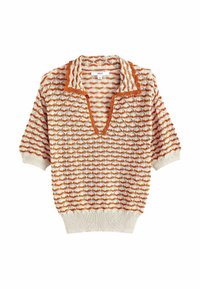 Gebreide pullovertrui met een geometrisch patroon in oranje en crème, met een V-hals, korte mouwen en textuur met ribbelaccenten.