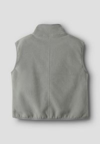 Fleeceväst i ljusgrått, ärmlös design med hög krage, texturerad tyg, avslutad med rak fåll och minimala sömmar.