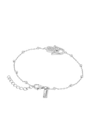 Bracelet chaîne argenté avec de petites perles, un pendentif main de Hamsa orné de pierres transparentes, et un fermoir à mousqueton avec une étiquette de marque.