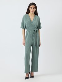 Grønn plisserte jumpsuit med omslagdesign, korte ermer, belte i midjen og rett benskjæring. Glatt tekstur med en myk glans.