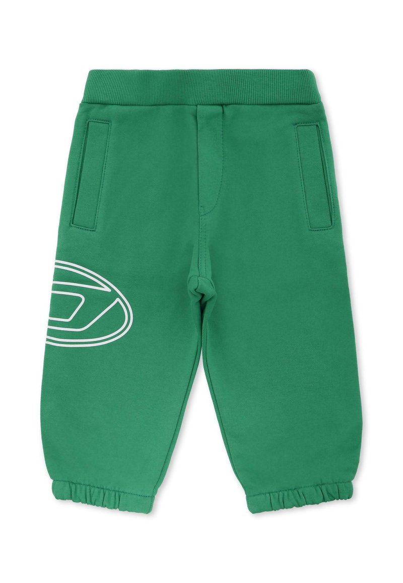 Groene joggingsbroek van zacht materiaal, met een elastische tailleband, zijzakken en een witte cirkelvormige grafiek op het linkervak.
