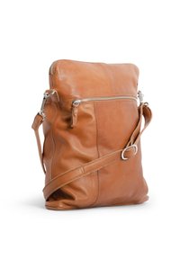 Sac à bandoulière en cuir marron avec un dessus zippé, une poche zippée extérieure et une bandoulière ajustable. Texture lisse avec une subtile brillance.