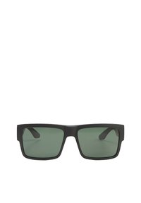 Czarne okulary przeciwsłoneczne w kwadratowym kształcie z zielonymi soczewkami, solidna matowa oprawka i proste ramiona. Projekt cechuje się czystym, geometrycznym kształtem bez zdobień.