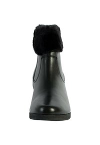 Bottines en cuir noir avec une finition brillante, présentant un bord en fourrure noire texturée en haut et une semelle en caoutchouc plate.