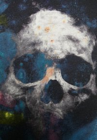 T-shirt med en grafik av ett skalle, med en grå och vit design mot en svart bakgrund med färgglada, abstrakta stänk.