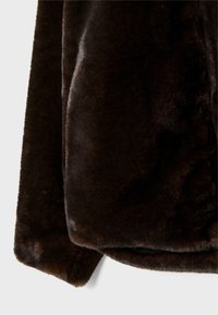 Mørkebrun pludsig faux fur jakkeærme og kant mod en lys baggrund, der viser den bløde tekstur og tætte stof.