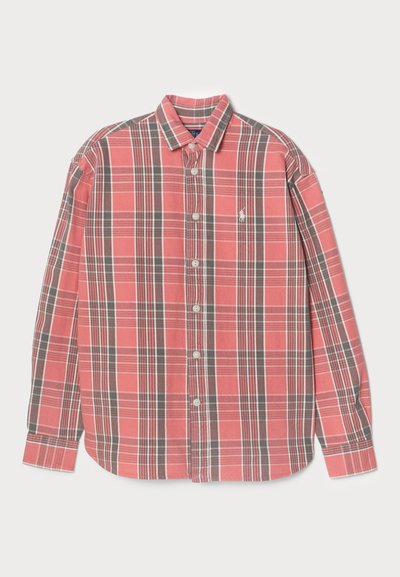 Camisa de cuadros en rojo y gris con mangas largas, cierre de botones en el frente y un pequeño logo en el pecho. Tela de algodón con una textura suave.
