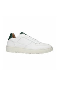Baskets blanches en cuir avec un empiècement de talon vert doux, bout rond, lacets plats et semelle en caoutchouc texturée. Design minimaliste et détails de couture.