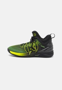 Sorte og grønne basketballsko med høj-top design, der har en tekstureret mesh-overdel og gule accenter. Michelin gummisål.