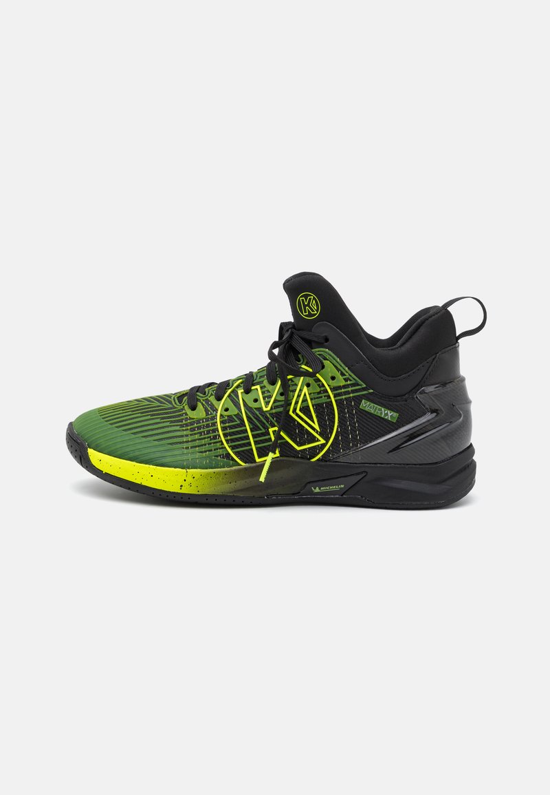 Sorte og grønne basketballsko med høj-top design, der har en tekstureret mesh-overdel og gule accenter. Michelin gummisål.