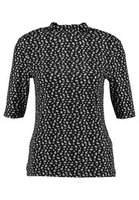 Blusa negra de manga corta, con un estampado floral blanco, un cuello alto y una textura suave.