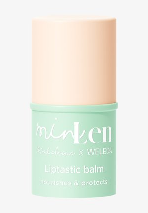 Balsamo labbra con cappuccio beige e base verde menta etichettato "minLen Madeleine X Weleda Liptastic balsamo nutre e protegge."