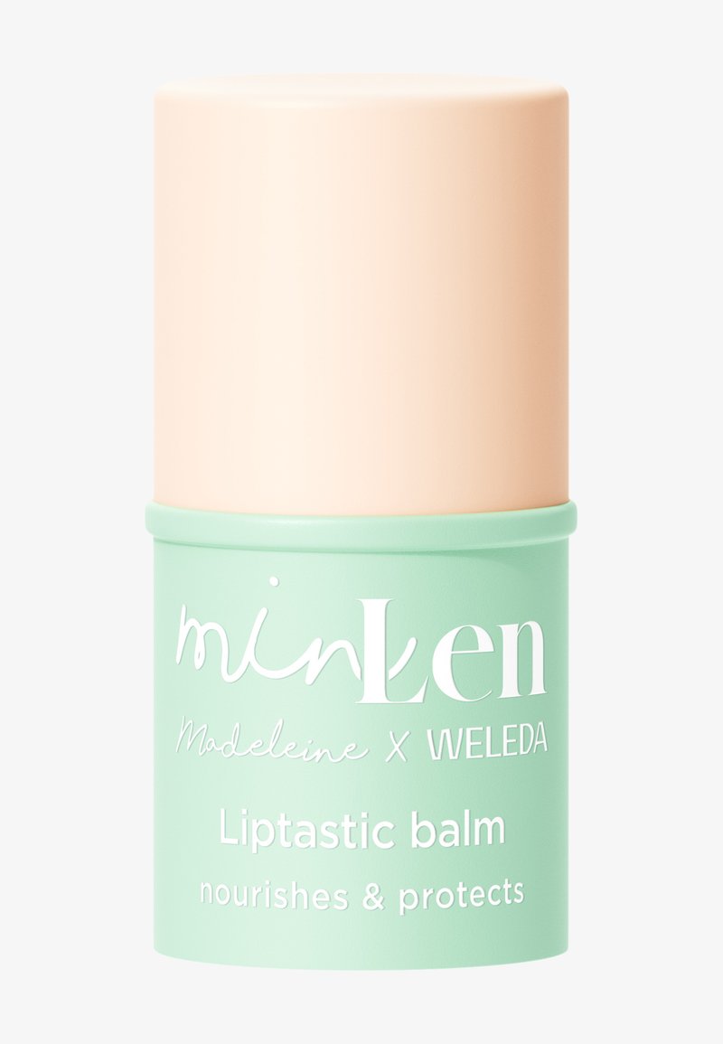 Baume à lèvres avec un capuchon beige et une base vert menthe, étiqueté "minLen Madeleine X Weleda Liptastic baume nourrit et protège."