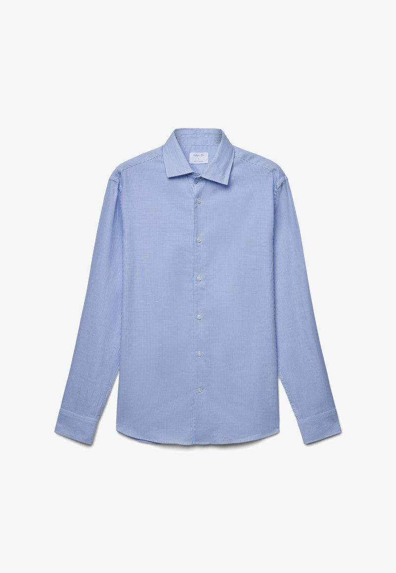 Chemise à manches longues bleu clair avec de fines rayures blanches, fermée par des boutons à l'avant, col classique et poignets à un bouton. Fabriquée en tissu léger.