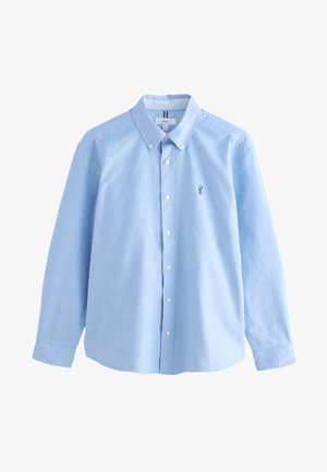 Lichtblauw overhemd met lange mouwen en knopen, met een knoopsluiting aan de kraag en een klein donker geborduurd logo op de linkerborst.