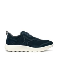 Zapatilla deportiva de ante azul marino con suela blanca y acolchada, punta redondeada y costuras en contraste; cuenta con cierre de cordones y tira trasera.