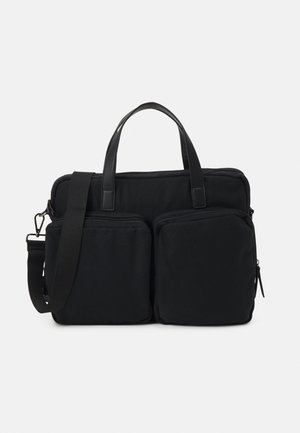 Borsa in tessuto nero con due tasche frontali con cerniera, manici superiori e tracolla staccabile. Tessuto liscio e design semplice.