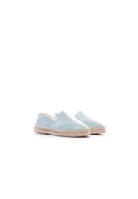 Espadrilles de cuero azul claro con suela de yute trenzado, que cuentan con un diseño simple y estilo sin hebillas, sin adornos o acentos visibles.
