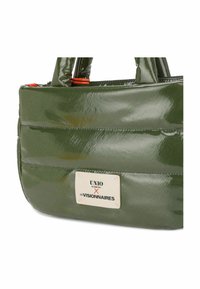 Bolso verde brillante con diseño acolchado, que presenta un parche de logo rectangular y acentos de herrajes en color naranja. Textura suave y forma estructurada.