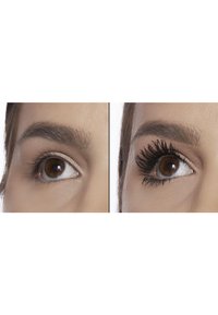 Zwei Nahaufnahmen eines Auges; links ohne Mascara, rechts mit dicker, schwarzer Mascara, die die definierten Wimpern und ein dunkleres Erscheinungsbild hervorhebt.