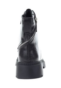 Czarne skórzane botki za kostkę z teksturowanym wykończeniem, z bocznym zamkiem błyskawicznym, pętlą i grubą gumową podeszwą. Minimalistyczny design i solidna konstrukcja.