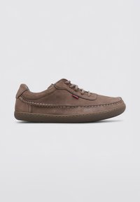 Baskets en cuir marron avec une forme arrondie, un design à lacets, des accents cousus et une semelle texturée. Présente un petit logo de marque rouge.